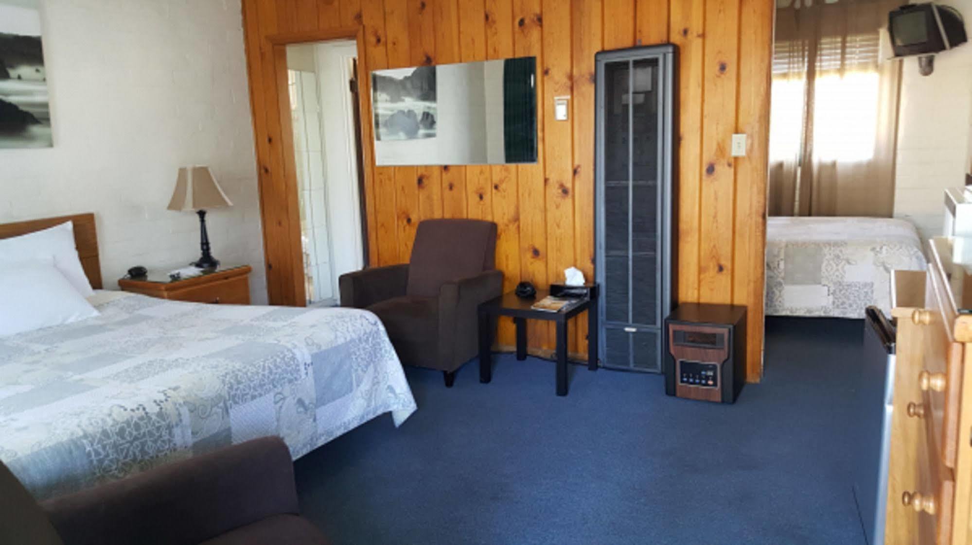 Bishop Village Motel Extérieur photo