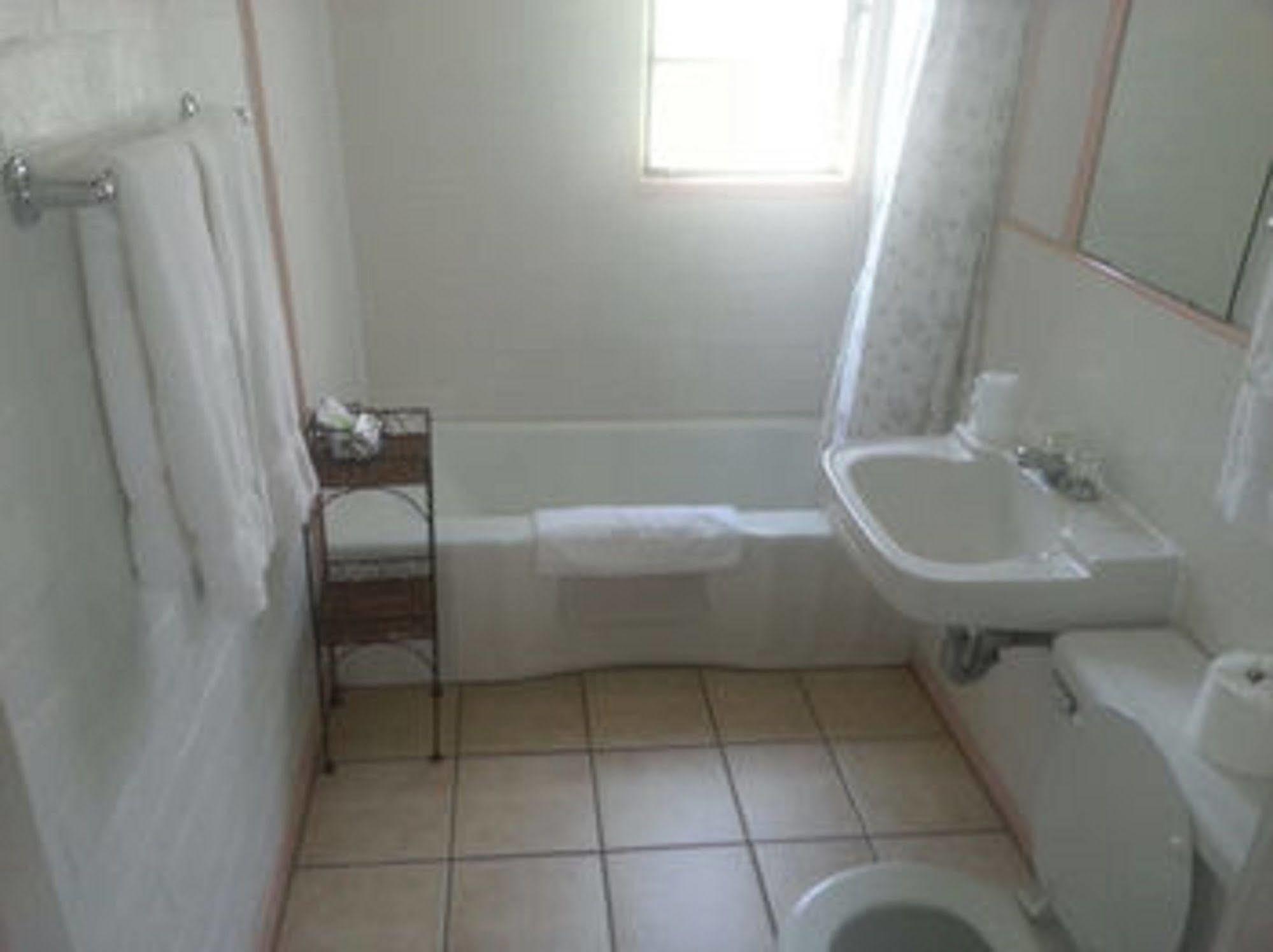 Bishop Village Motel Extérieur photo
