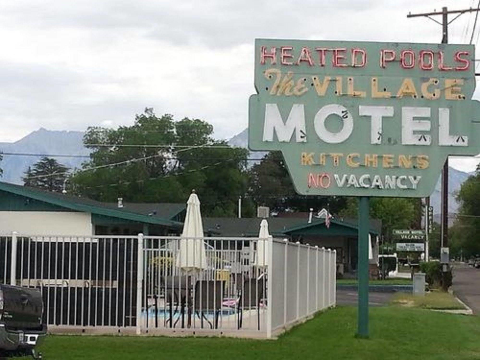 Bishop Village Motel Extérieur photo