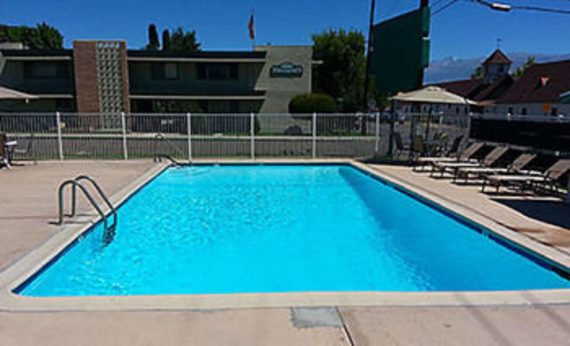 Bishop Village Motel Extérieur photo